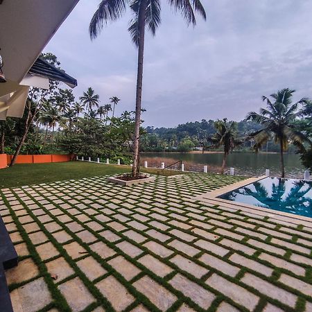 Fragrant Nature Backwater Resort & Ayurveda Spa Kollam Esterno foto