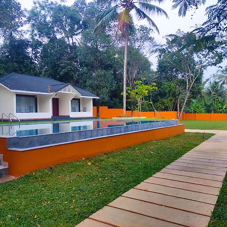 Fragrant Nature Backwater Resort & Ayurveda Spa Kollam Esterno foto