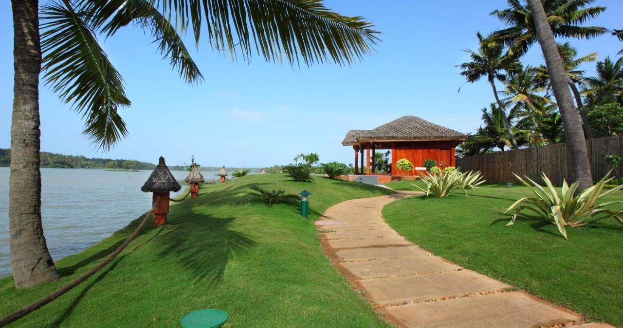 Fragrant Nature Backwater Resort & Ayurveda Spa Kollam Esterno foto