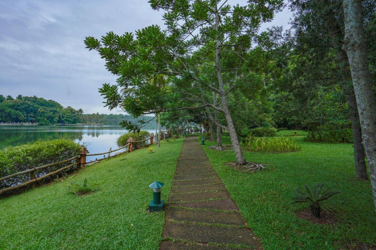 Fragrant Nature Backwater Resort & Ayurveda Spa Kollam Esterno foto