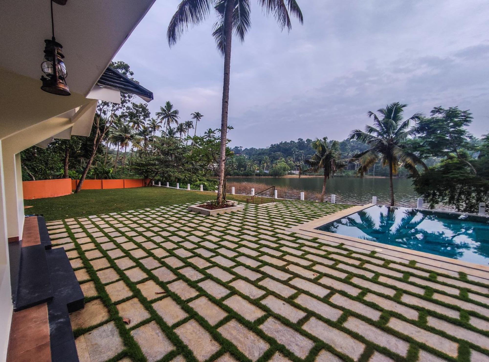 Fragrant Nature Backwater Resort & Ayurveda Spa Kollam Esterno foto