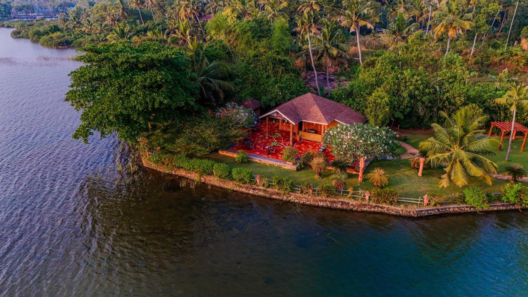 Fragrant Nature Backwater Resort & Ayurveda Spa Kollam Esterno foto