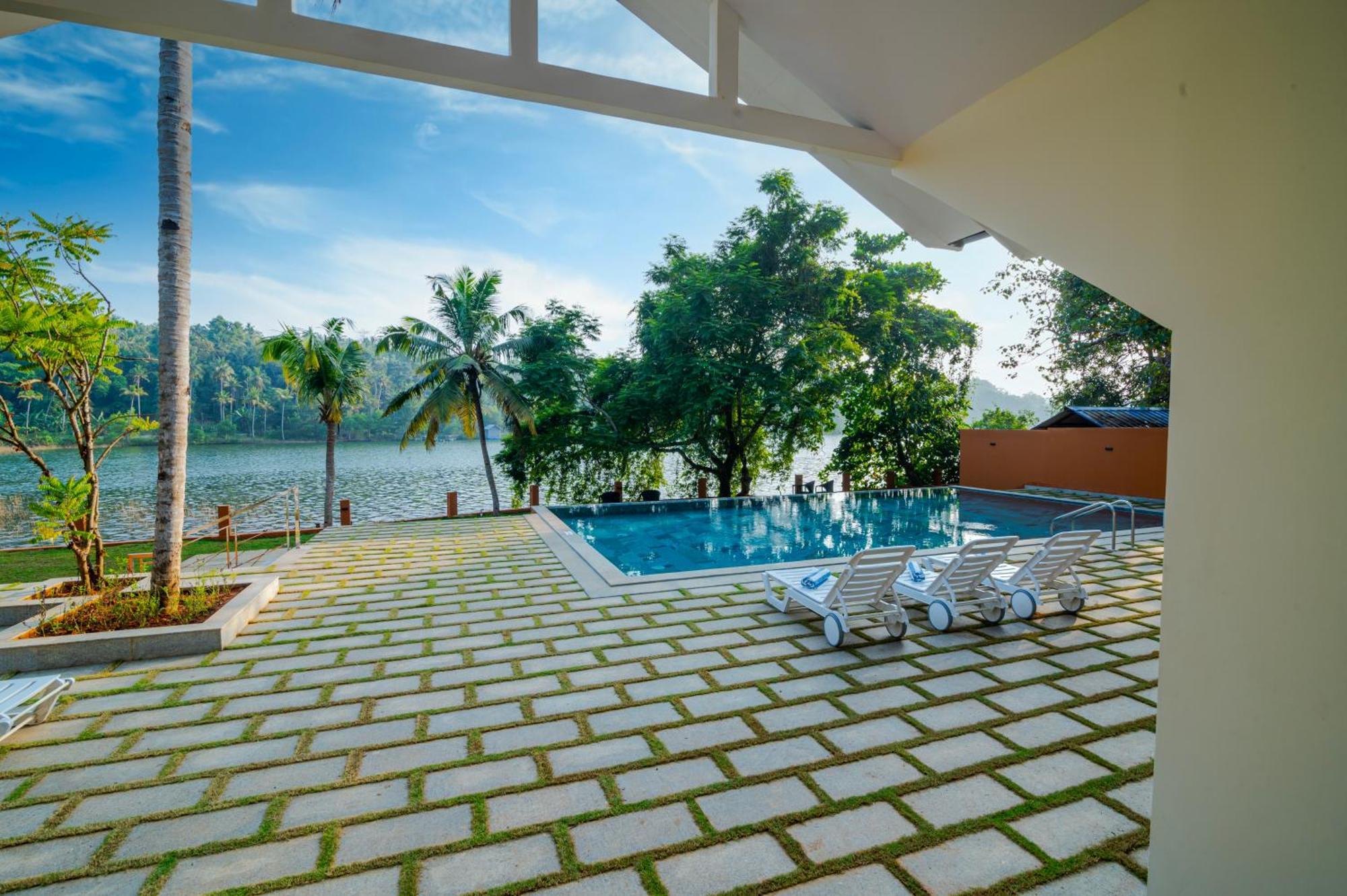 Fragrant Nature Backwater Resort & Ayurveda Spa Kollam Esterno foto