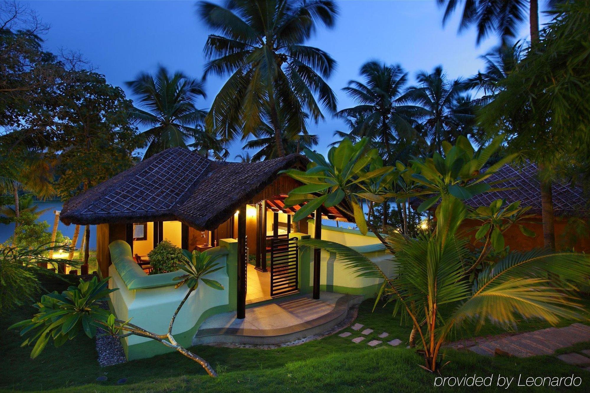 Fragrant Nature Backwater Resort & Ayurveda Spa Kollam Esterno foto