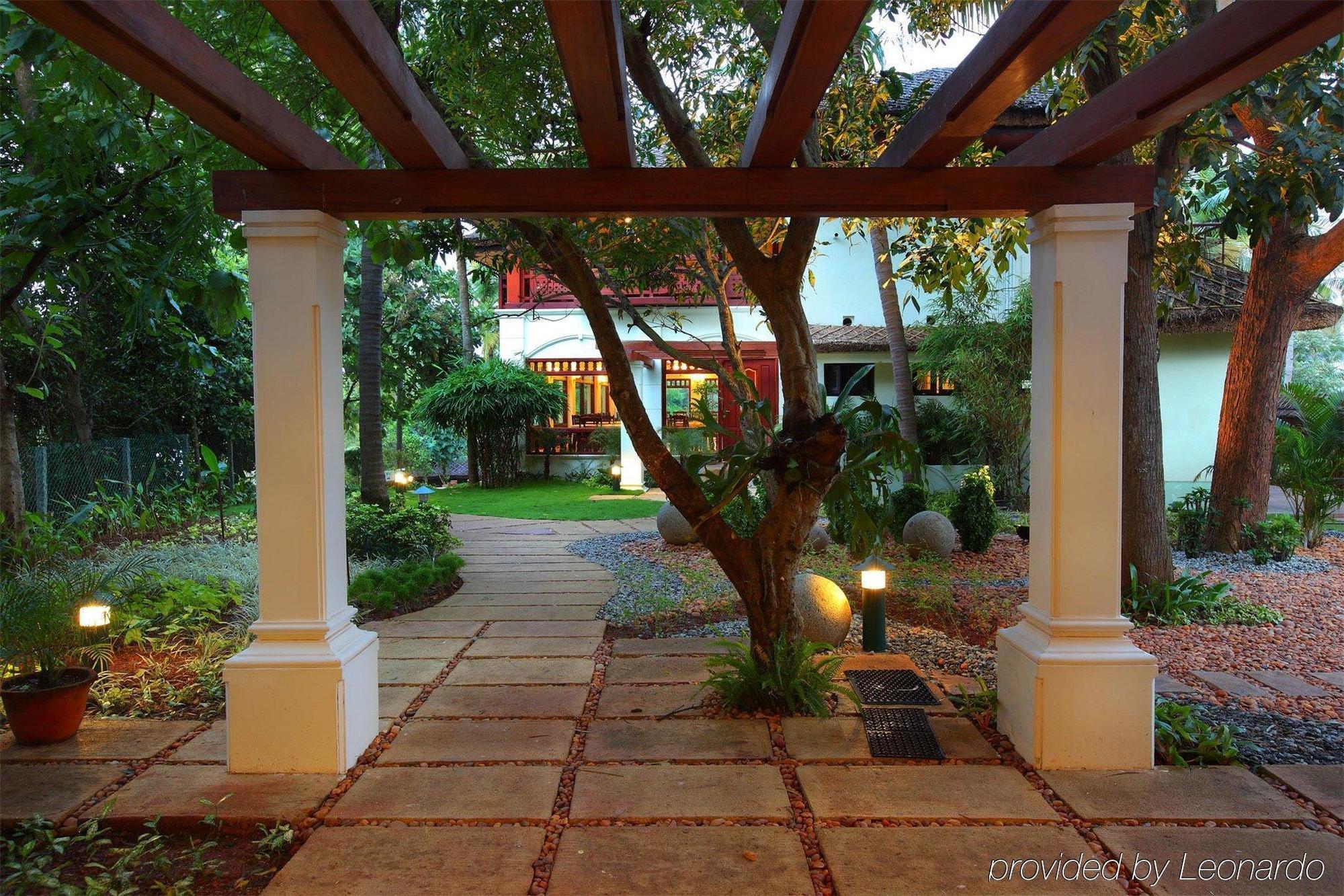 Fragrant Nature Backwater Resort & Ayurveda Spa Kollam Esterno foto