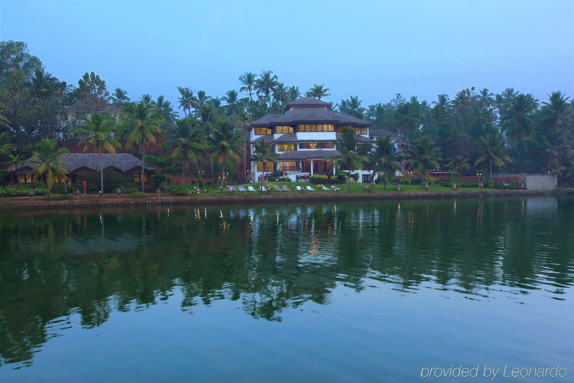 Fragrant Nature Backwater Resort & Ayurveda Spa Kollam Esterno foto